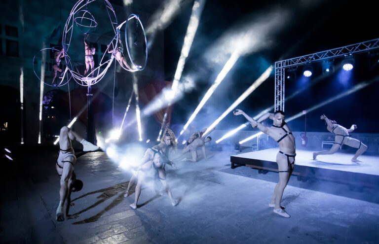 A Riveder le Stelle, lo show ideato da Simone Ranieri debutta a San Marino illuminato da ROBE e Robert Juliat