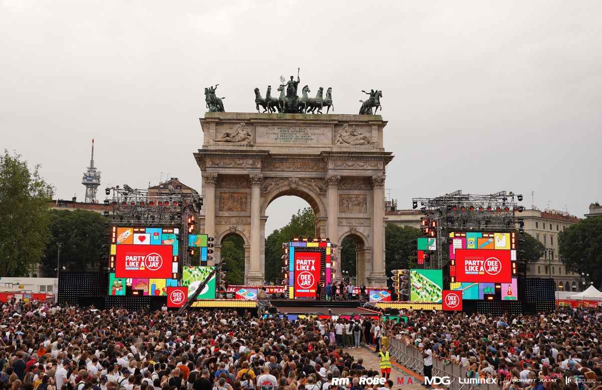 PARTY LIKE A DEEJAY: LE  TECNOLOGIE DISTRIBUITE DA RM MULTIMEDIA ILLUMINANO L'ARCO DELLA PACE A MILANO